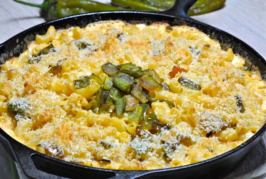 Fall Recipes Close Up of a Skillet Filled with Hatch Chili Mac and Cheese