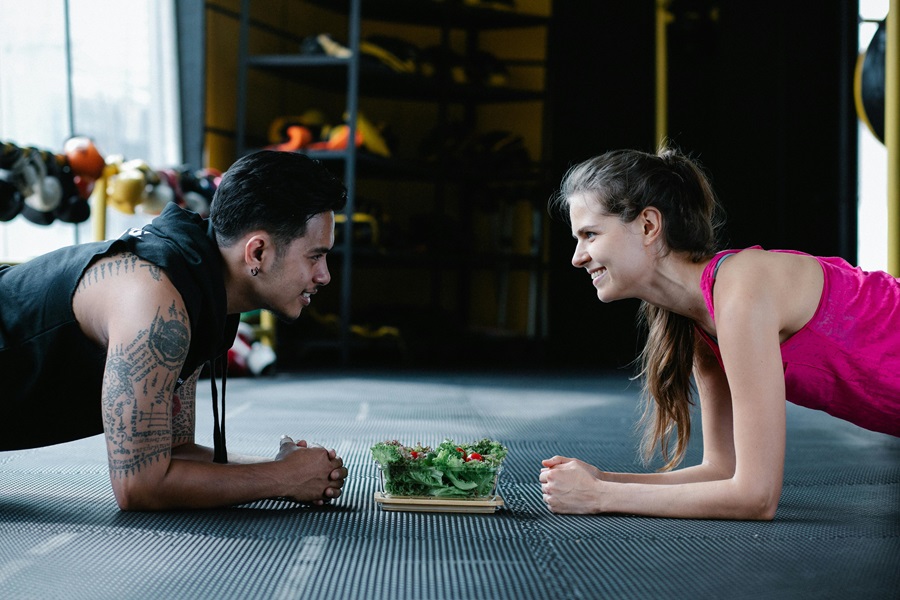 Master Your Metabolism Reviews and What's to Love a Man and a Woman Doing Planks with a Bowl of Salad Between Them