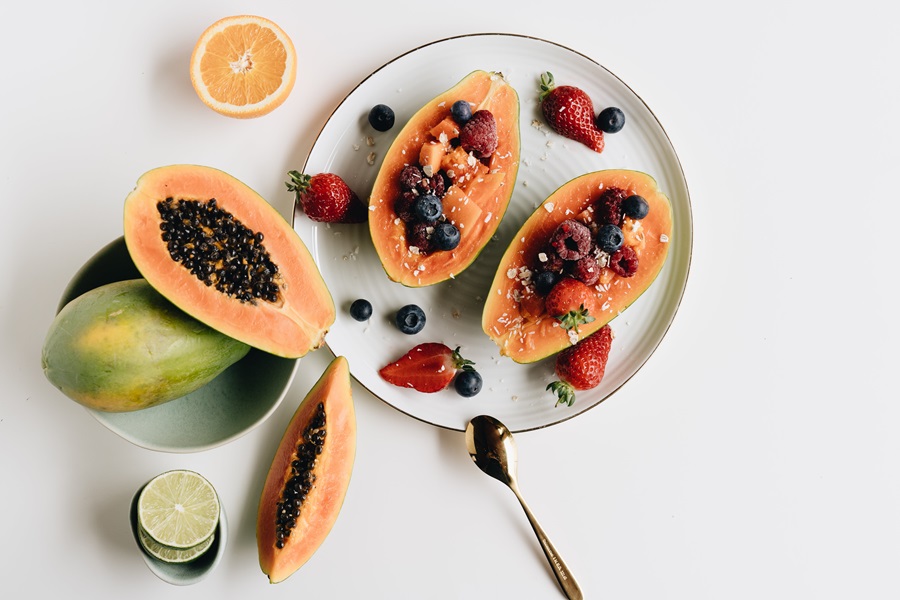 Intermittent Fasting 168 Foods to Eat Papaya Slices on a Plate with Mixed Berries