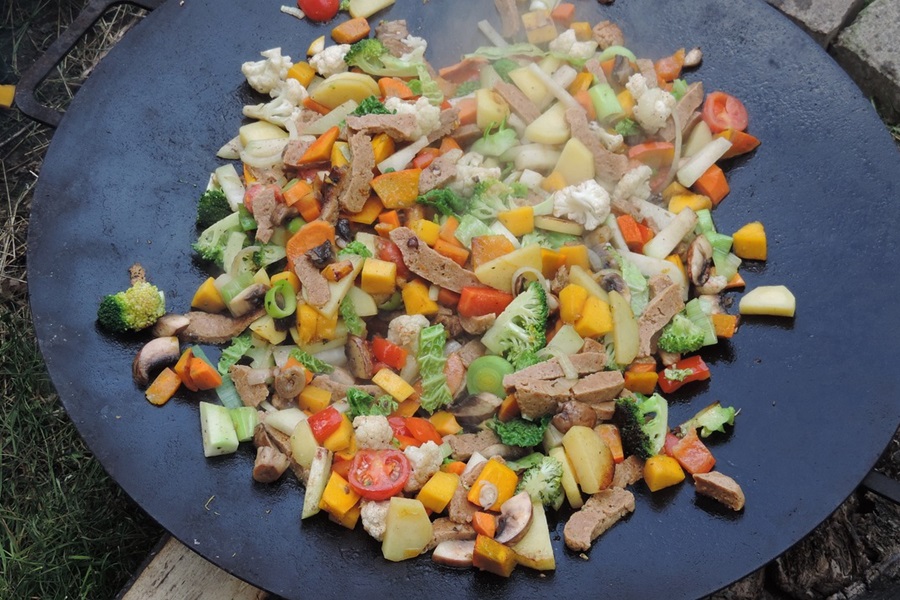 Intermittent Fasting 168 Foods to Eat Close Up of a Skillet of Seitan Frying with Mixed Veggies