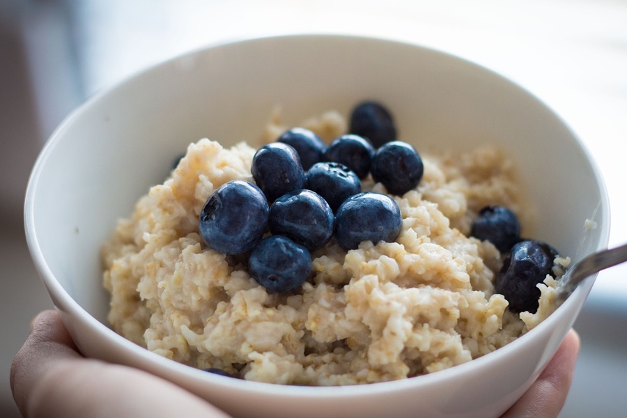 Intermittent Fasting Tips for Success Close Up of a Bowl of Oatmeal with Blueberries