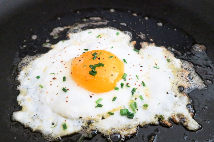 Best Protein Powder for Diabetics Close Up of an Egg Being Cooked Over Easy