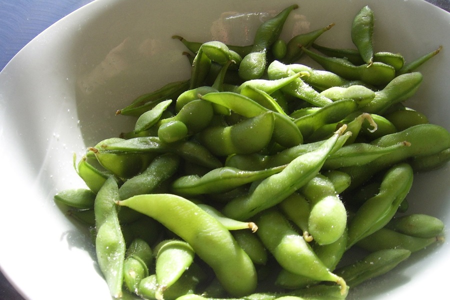 Best Protein Powder for Diabetics Close Up of a Bowl of Pea Pods