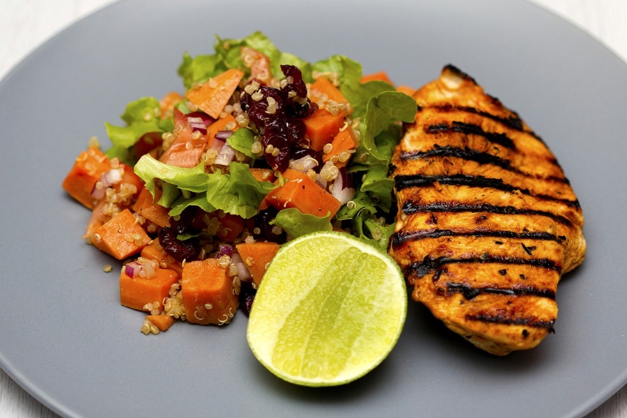 Freezer Meals for Diabetics a Grilled Chicken Breast with a Tomato Salad