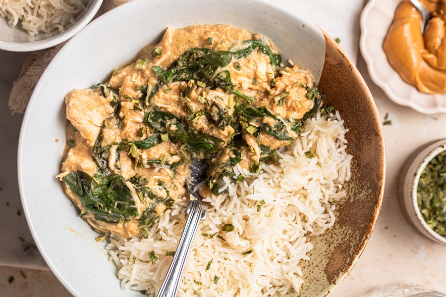 Healthy Summer Dinners a Bowl of Spicy Chicken with Spinach and Rice
