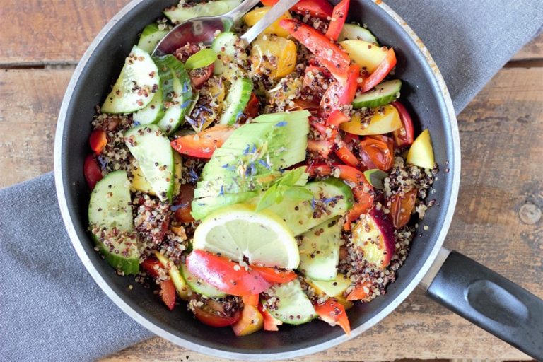 Easy Quinoa Recipes for Diabetics a Bowl of Quinoa, Peppers, Cucumber, and a Slice of Lime on Top