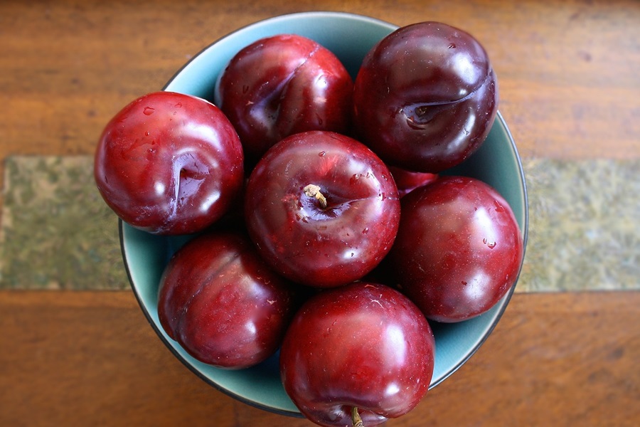 Jillian Michaels 30 Day Shred Meal Plan Close Up of a Bowl of Red Plums