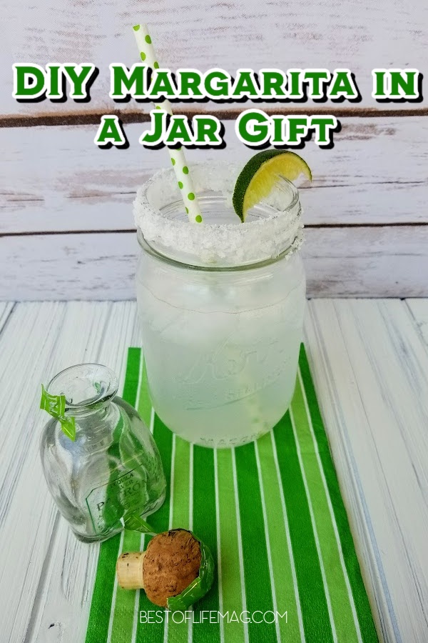 Make this DIY margarita in a jar gift for your tequila-loving friends on any occasion! Margarita in a Jar How to | How to Make a Margarita in a Jar | Best Gift Ideas | Best DIY Gift Ideas | Easy DIY Gifts | DIY Gifts for Friends