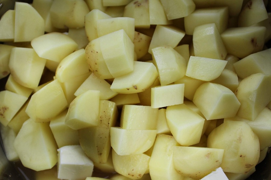 15 Minute Instant Pot Mashed Potatoes Close Up of Cubed Potatoes 