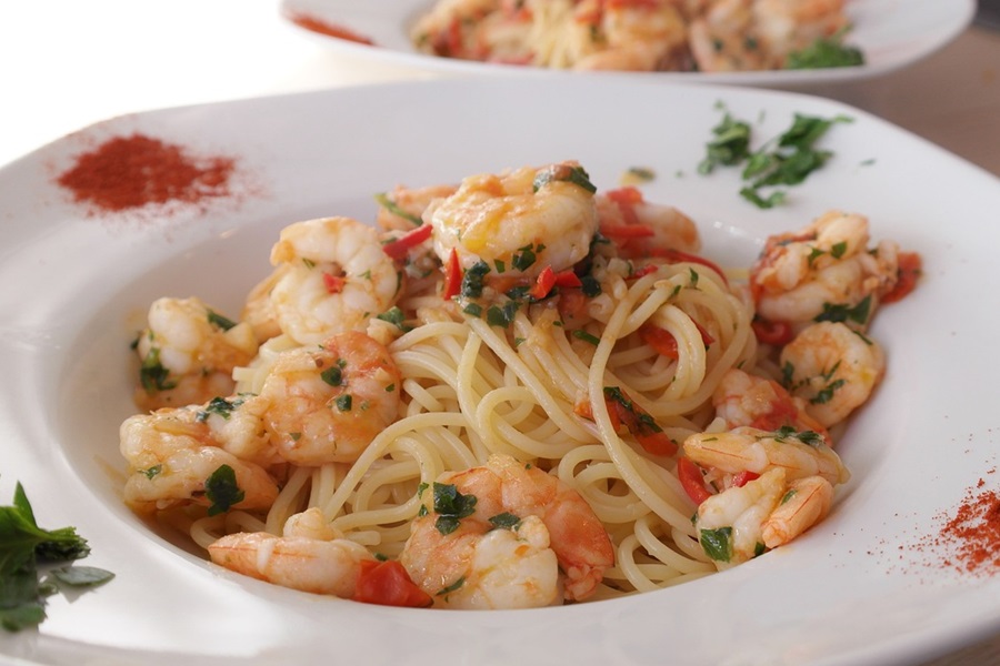 Easy Crock Pot Shrimp Recipes Close Up of a Plate of Shrimp and Pasta