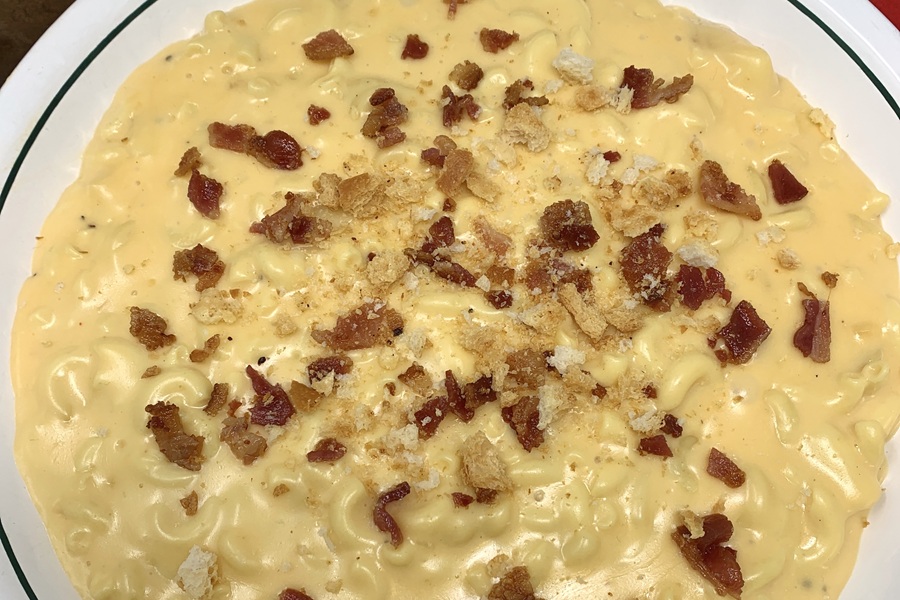 Simple Macaroni and Cheese Recipe Close Up of a Plate of Macaroni and Cheese
