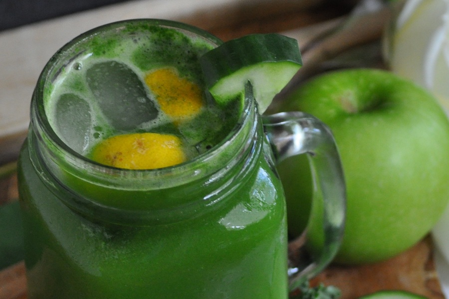 Jillian Michael&rsquo;s Green Juice Recipe in a Mason Jar Glass with Two Lemon Wedges Floating Inside