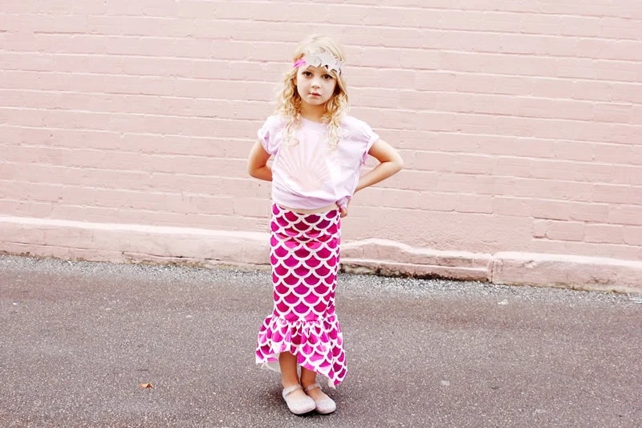 DIY Halloween Costumes For Kids a Young Girl Wearing a Mermaid Tail Costume