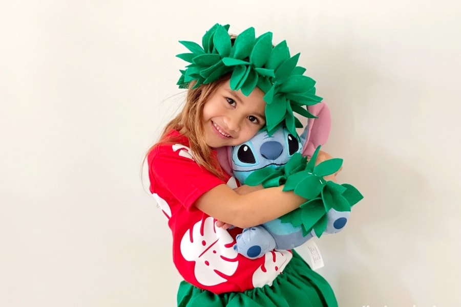 DIY Halloween Costumes For Kids a Little Girl Dressed as Lilo Holding a Stitch Doll