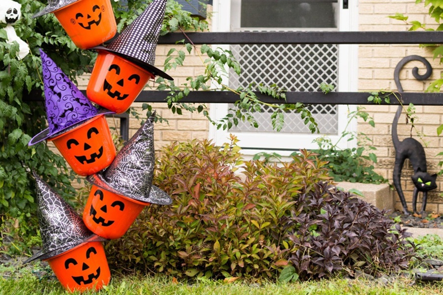 DIY Halloween Decorations Tipsy Pumpkin Bucket Totem Each Pumpkin with a Witch Hat On